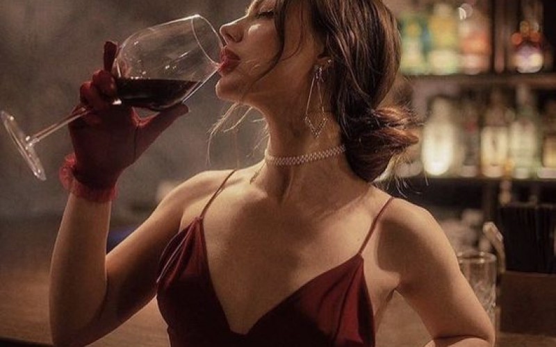 RƯỢU VANG VÀ PHẢI ĐẸP